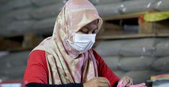 Tips Pakai Masker Earloop Untuk Hijabers